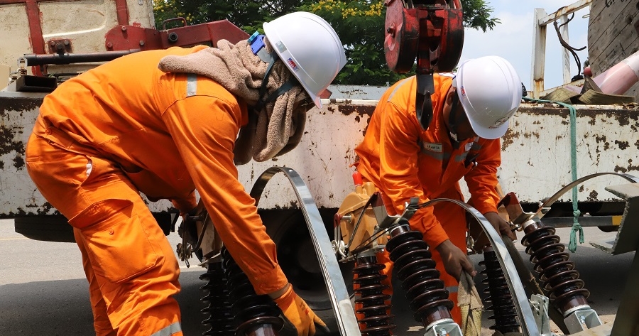 Người thợ điện Vĩnh Phúc nhọc nhằn dưới nắng nóng năm 2023