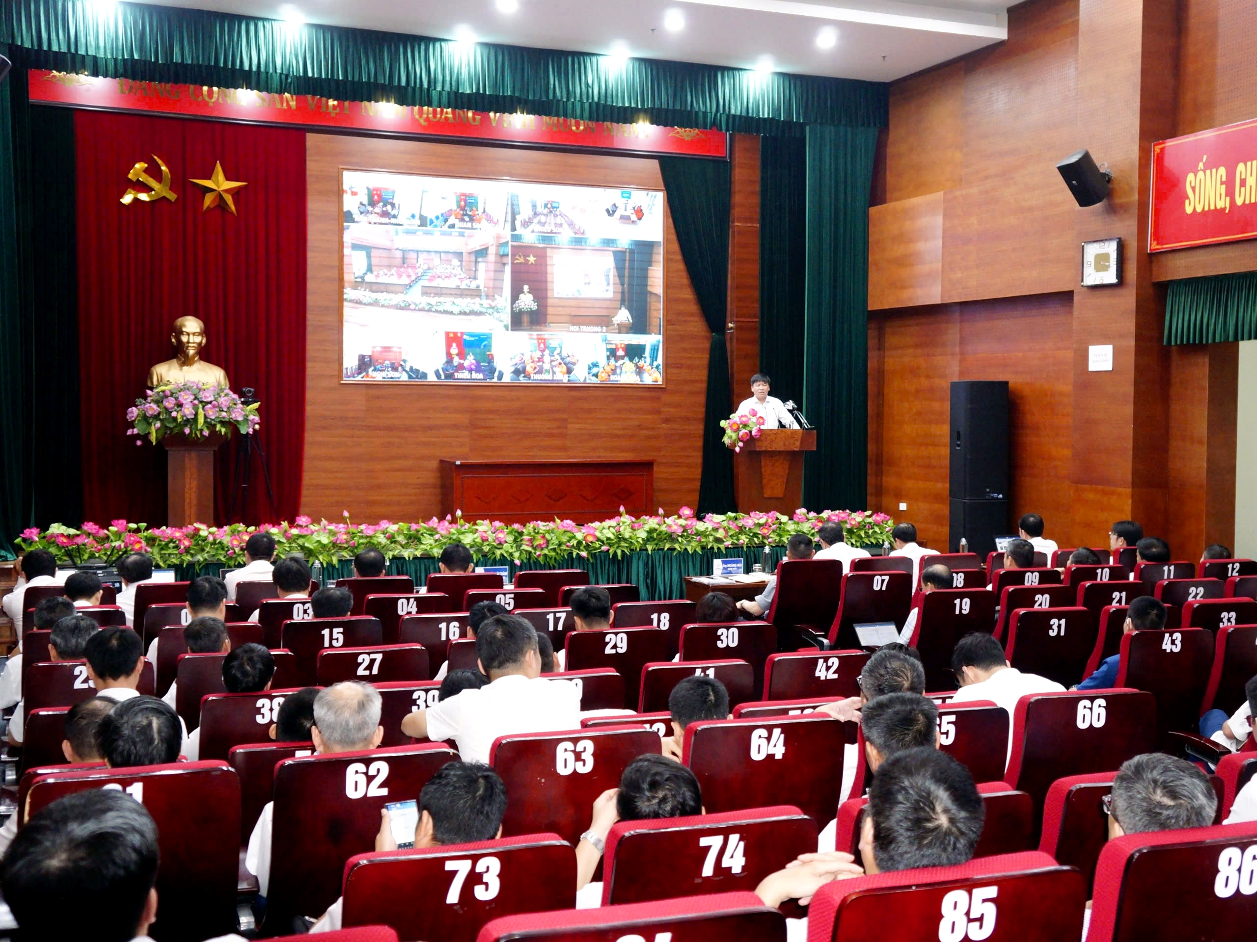Toàn cảnh