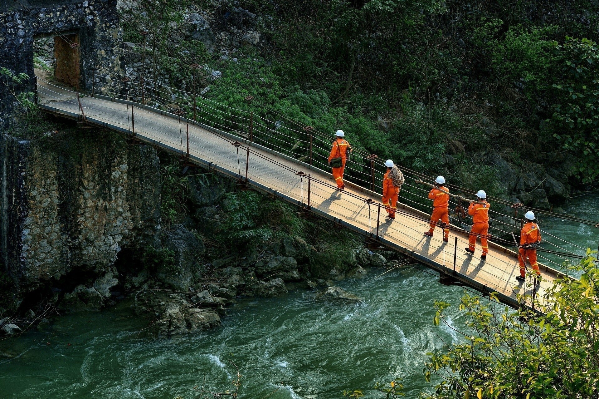 cong-dien-vuot-suoi-tai-ha-giang