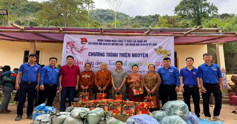 “Mùa Đông ấm – Xuân tình nguyện” đến với bản biên giới Xốp Dương, xã Mỹ Lý, tỉnh Nghệ An