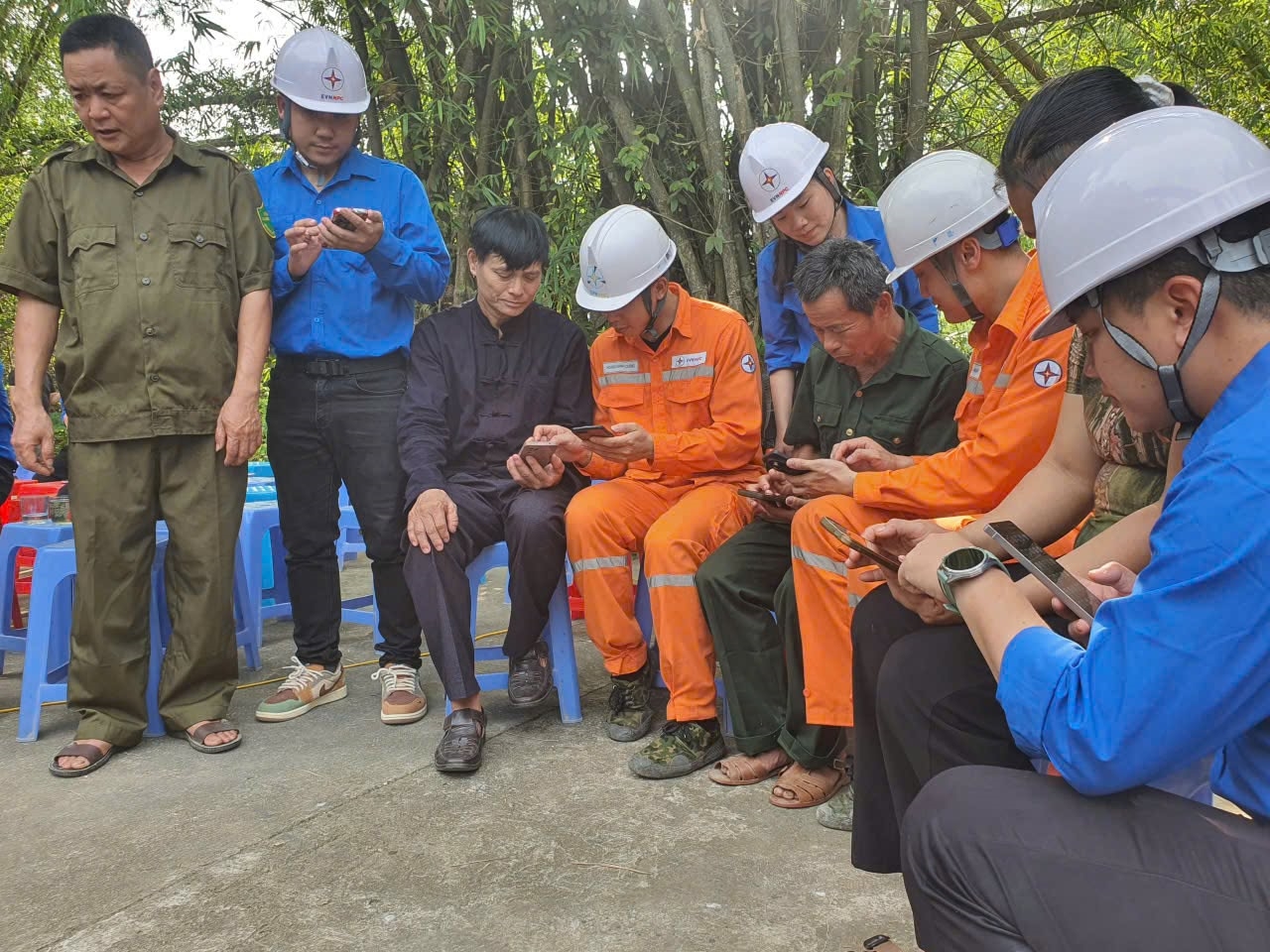 Điện lực Tràng Định đang tích cực tuyên truyền, hướng dẫn khách hàng cài đặt và sử dụng App EVN CSKH.