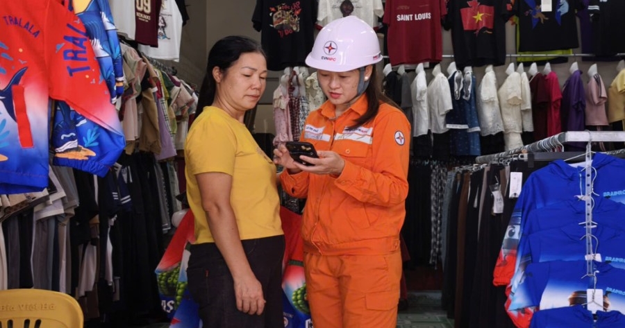 “Đi từng ngõ, gõ từng nhà” đưa dịch vụ điện số đến gần người dân