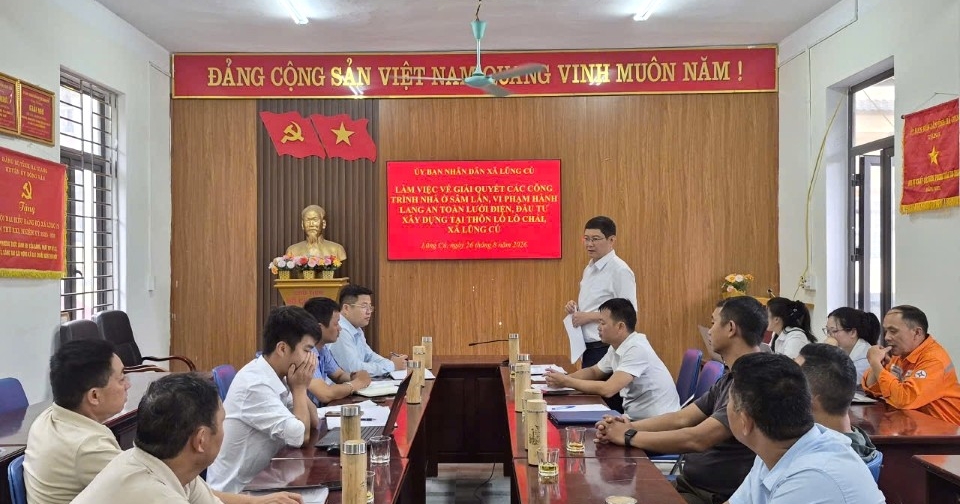 Điện lực Đồng Văn phối hợp UBND xã Lũng Cú rà soát nguy cơ vi phạm hành lang an toàn lưới điện