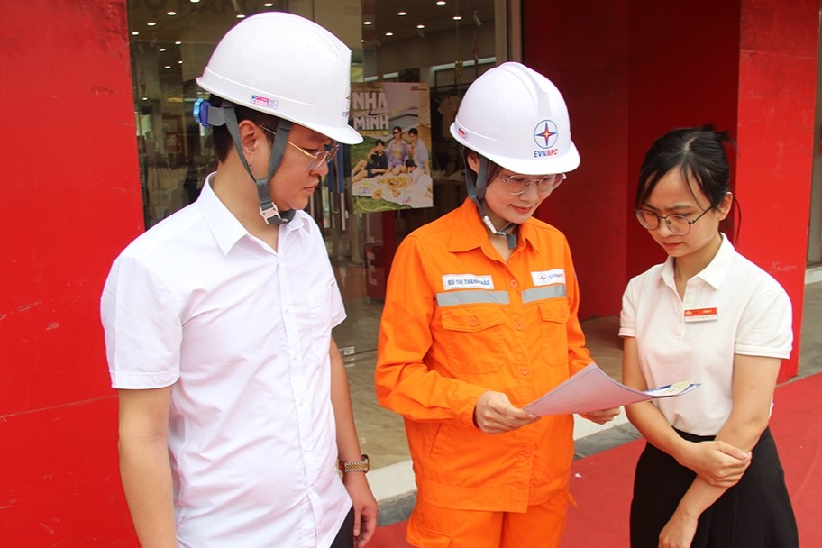 1111111128227_dien_luc_kien_xuong_tuyen_truyen_tiet_kiem_dien_cho_khach_hang_su_dung_dien_sinh_hoat_08281516