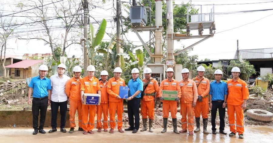 Công đoàn Tổng công ty Điện lực miền Bắc thăm hỏi, động viên cán bộ, nhân viên  khắc phục hậu quả bão số 4 tại Lạng Sơn