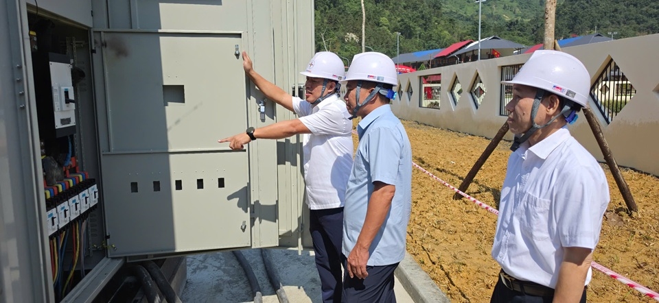 3. 5. Ông Trần Thanh Duyệt (áo xanh) – Phó Giám đốc Công ty kiểm tra, chỉ đạo công tác đảm bảo cấp điện phục vụ Lễ khai giảng