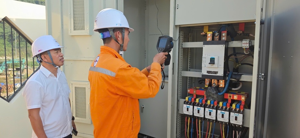 6.3. Ông Nguyễn Phúc Hưởng – Trưởng Điện lực Mường Khương chỉ đạo kiểm tra TBA Trường Nội Trú Mường Khương
