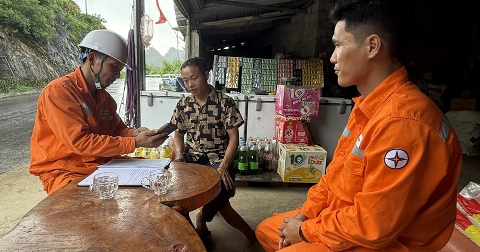 Thắp sáng “vùng lõm”, mở đường tương lai: Bài 2: Điện về, sóng đến
