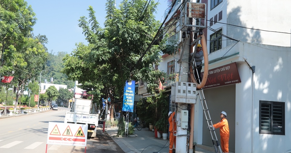 Công ty Điện lực Sơn La ra quân chỉnh trang, bó gọn cáp viễn thông