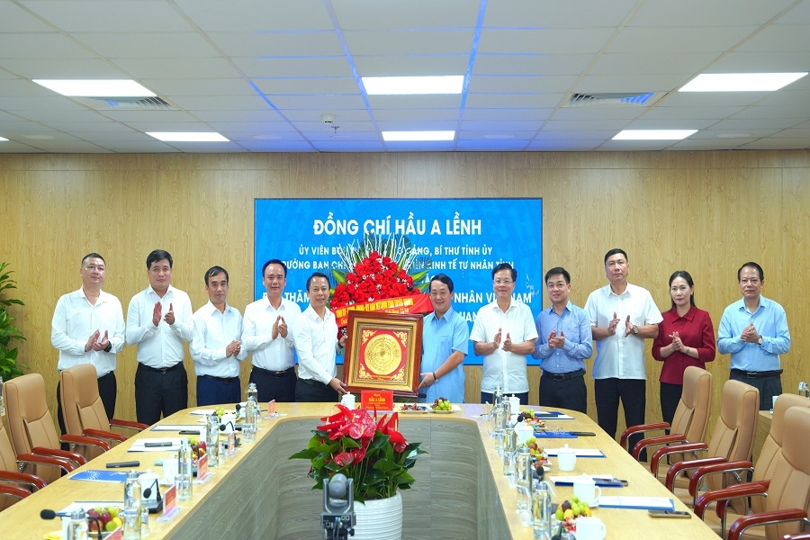 Bi thu tinh uy lam viec voi Cong ty DLTQ 5