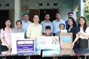Chủ tịch HĐTV EVNNPC Đỗ Nguyệt Ánh nhận đỡ đầu hai trẻ em mồ côi tại tỉnh Thanh Hóa