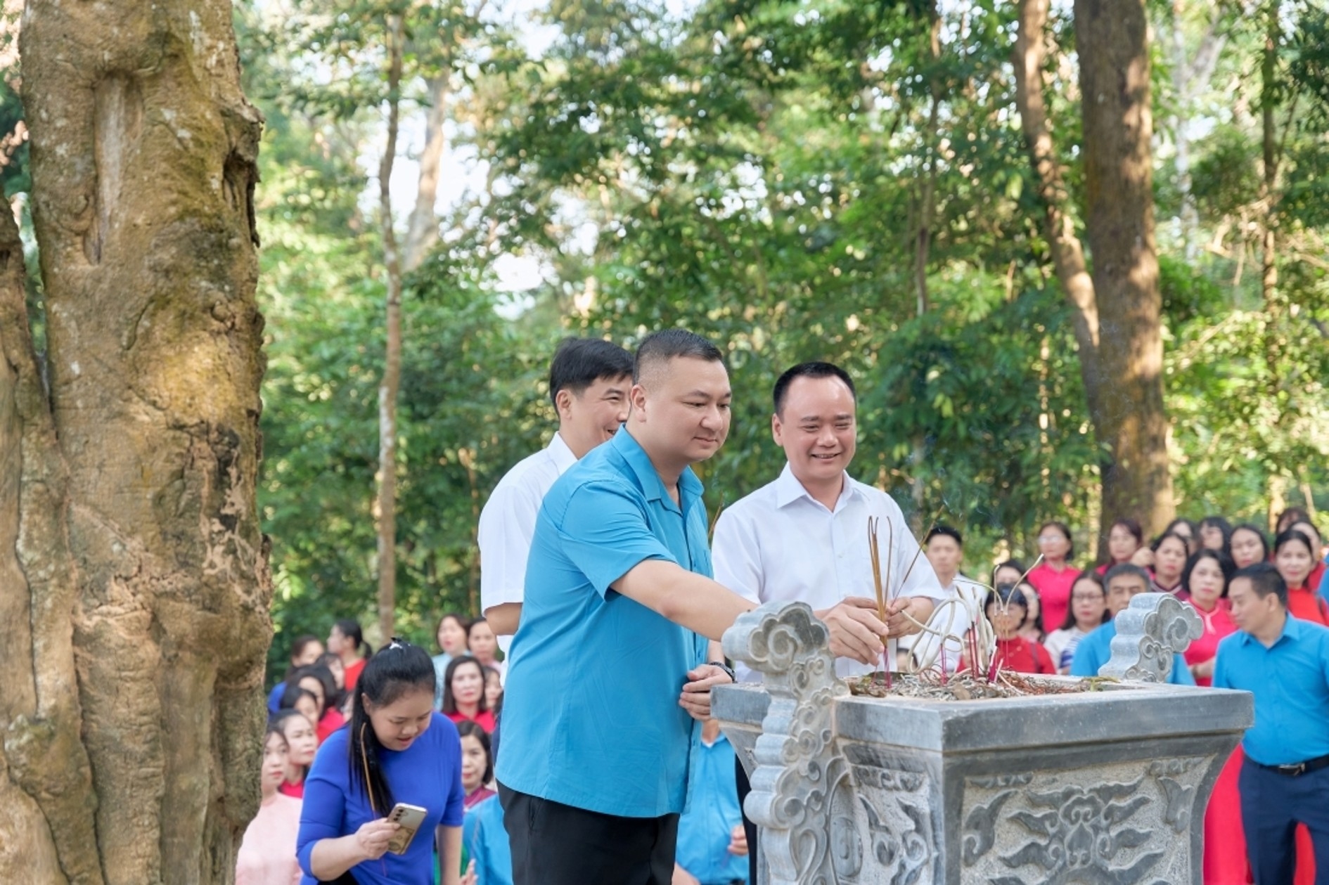 Công ty Điện lực Tuyên Quang dâng hương tại Khu di tích Quốc gia đặc biệt Tân Trào.